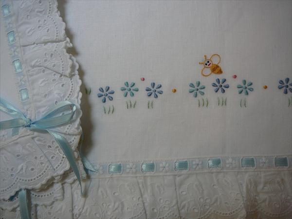 Sheets wheelchair hand embroidered LENZUOLO CARROZZINA CON SANGALLO E FIORI BLU