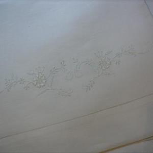 Double sheets embroidered by hand LENZUOLO MATRIMONIALE CON RICAMO CLASSICO  - image 3